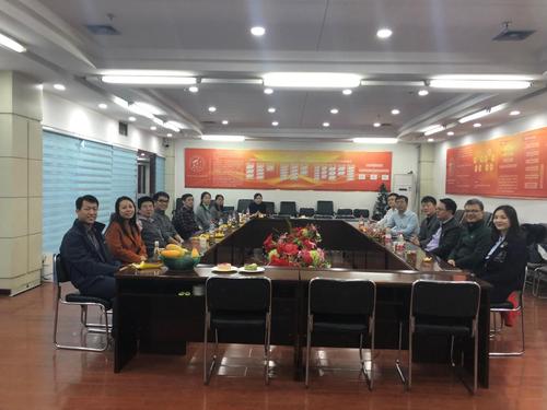 与会嘉宾热烈讨论 与会嘉宾热烈讨论